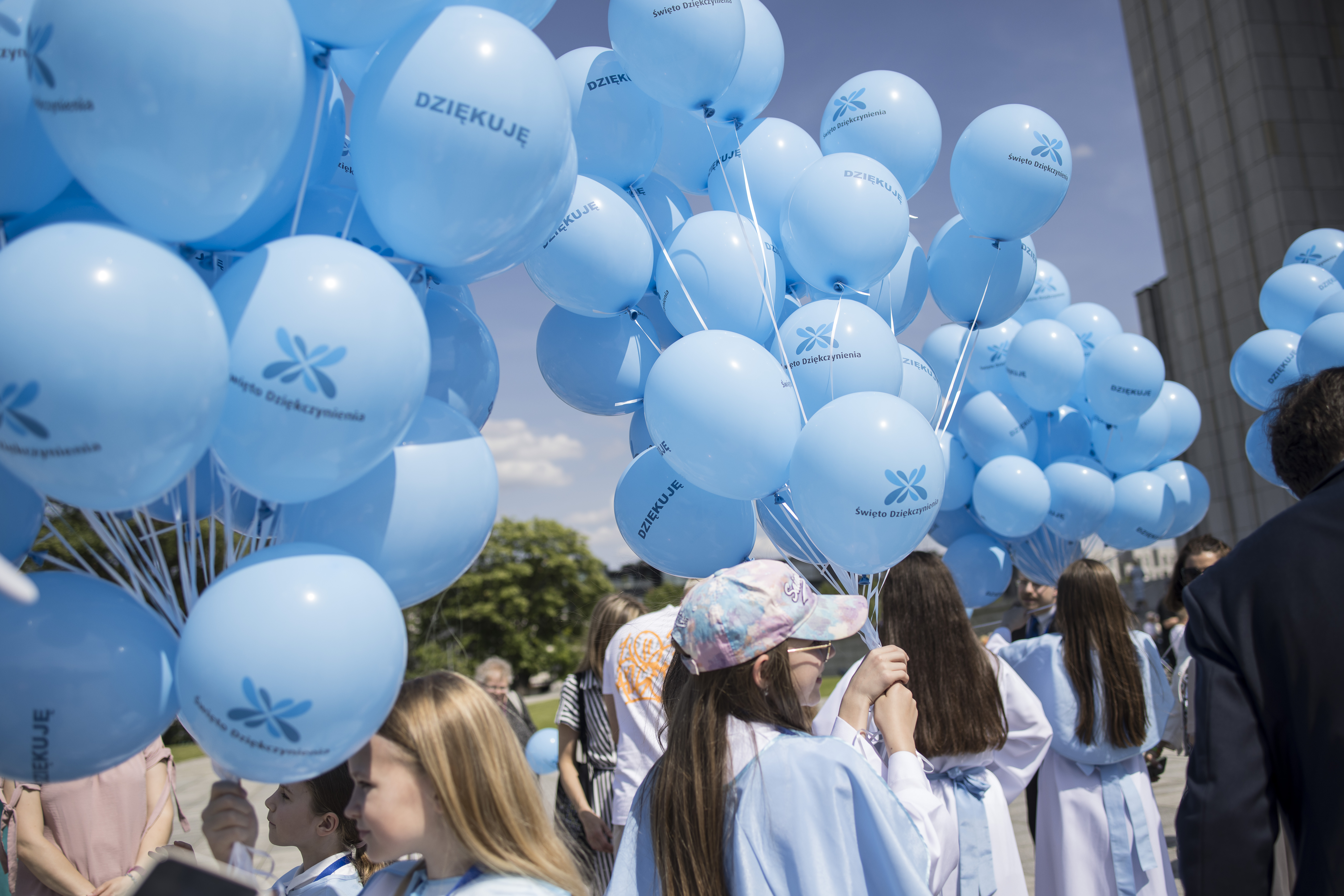 Dzieci z balonikami z napisem Dziękuję