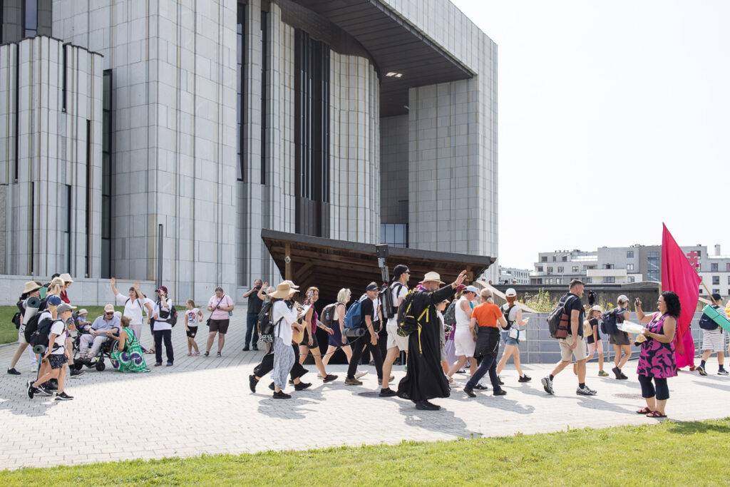 Pielgrzymi wyruszający ze Świątyni Opatrzności Bożej na Jasną Górę